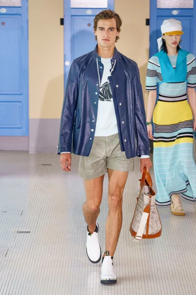 Look 19